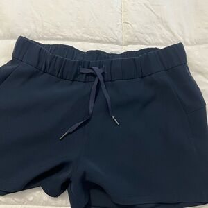 Lululemon Athletica Navy on the fly short size 8